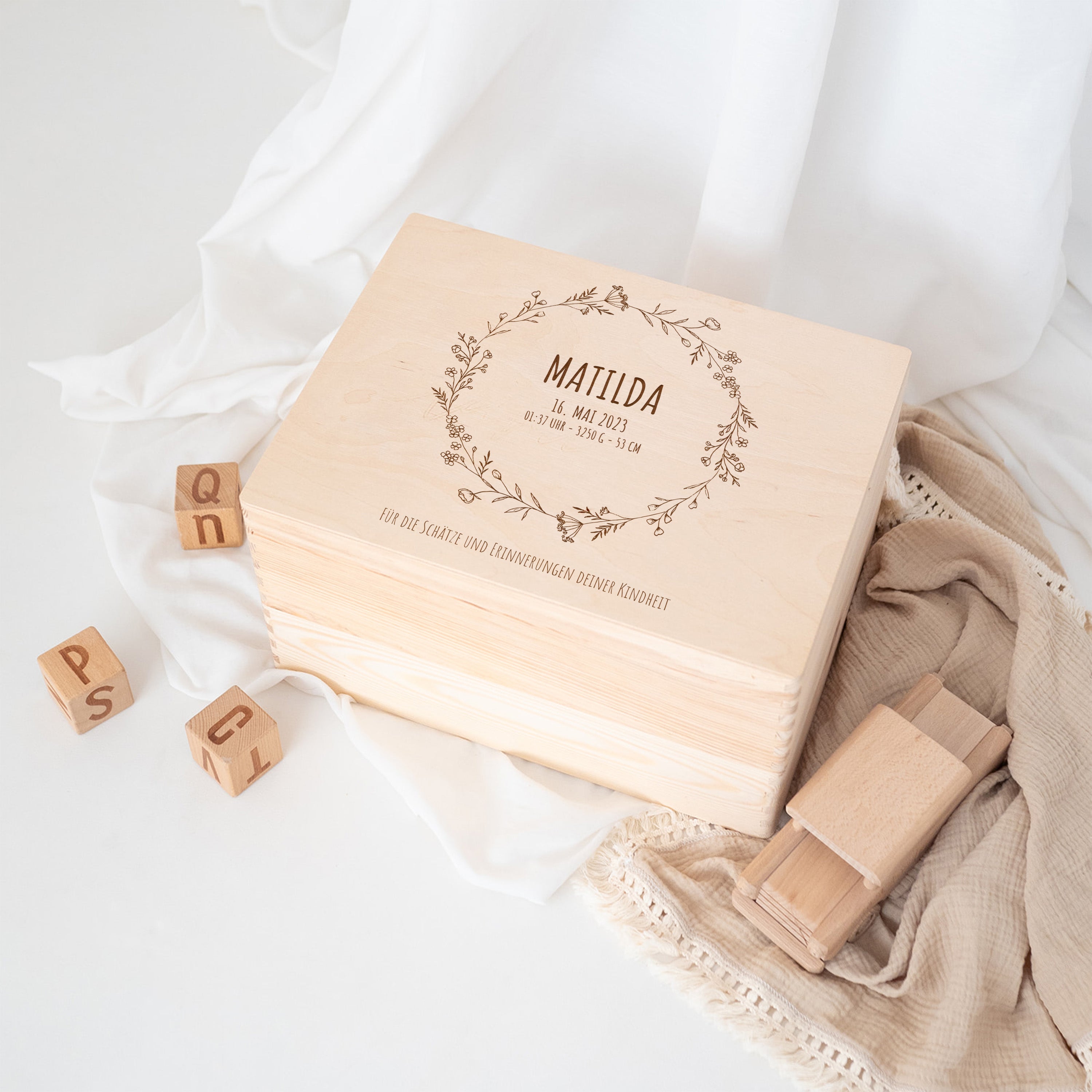 Erinnerungsbox Holz "Kindheitserinnerungen" mit Wunschdaten – Blumenkranz