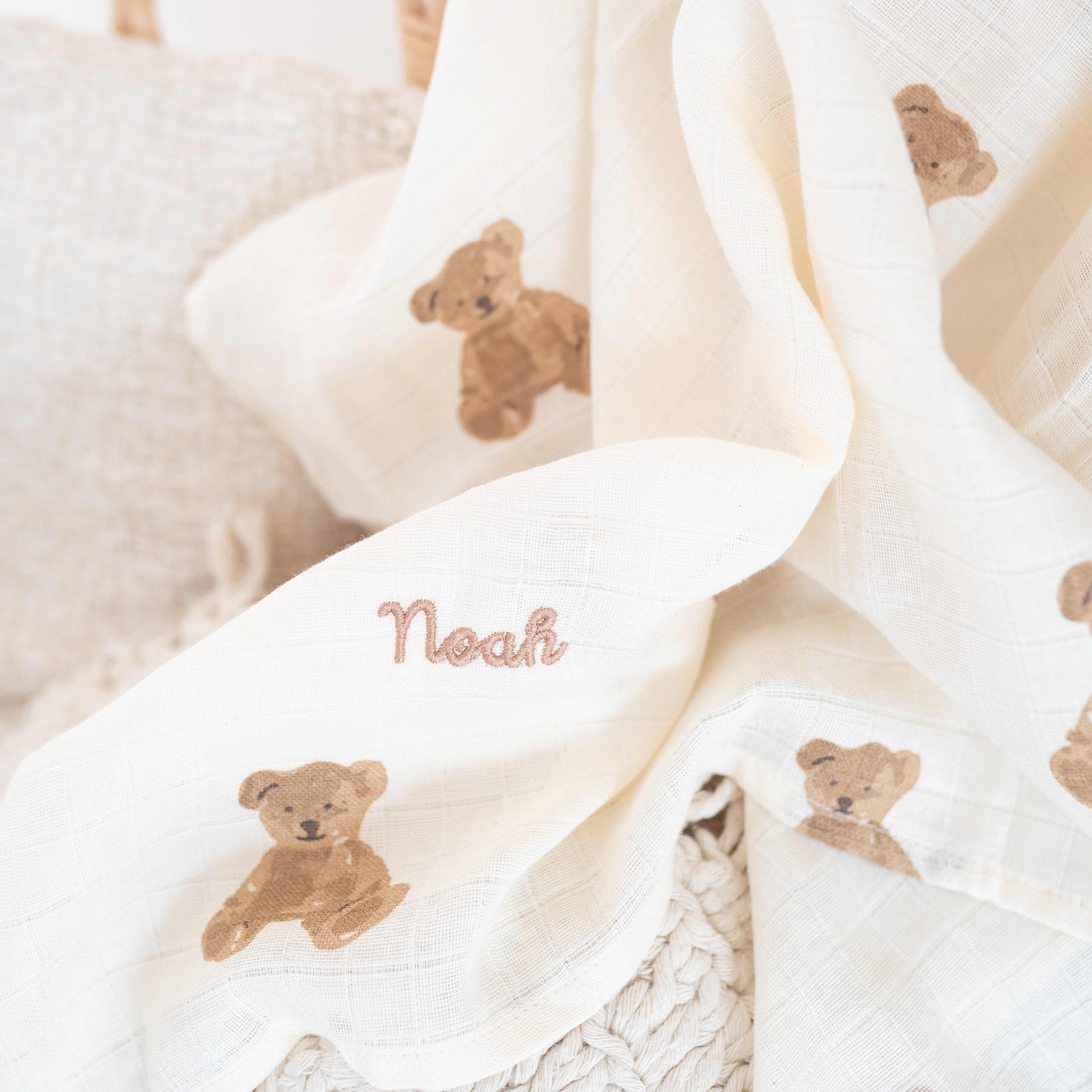 Musselin Spucktuch für Babys personalisiert - Teddybär, Wildblumen