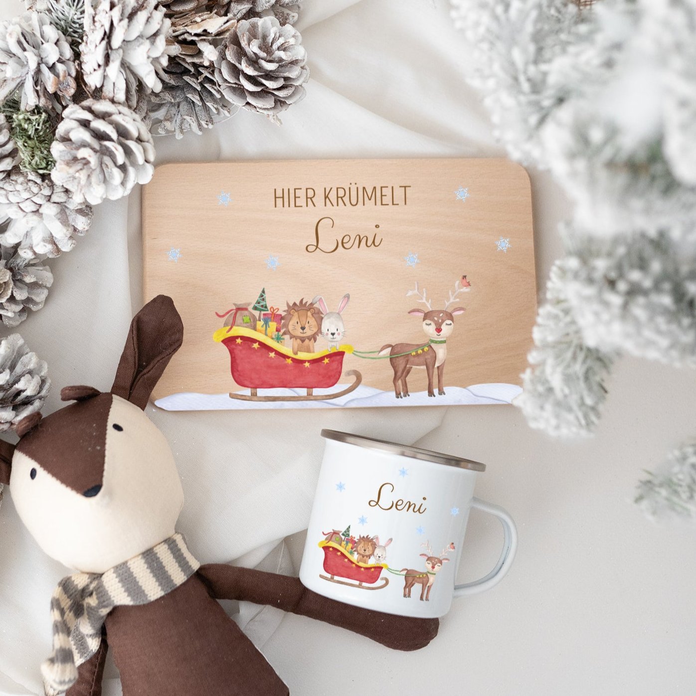 Frühstücksbrett und Emaille Kindertasse personalisiert - Weihnachtsschlitten bunt